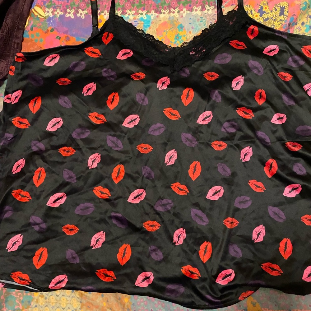 Torrid Black Silky Camisole with Colorful Lip Print NWT Size 4